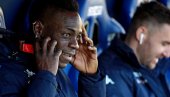 PRŠTAĆE U OKOLINI ISTANBULA: Mario Baloteli udara na Uroša Spajića