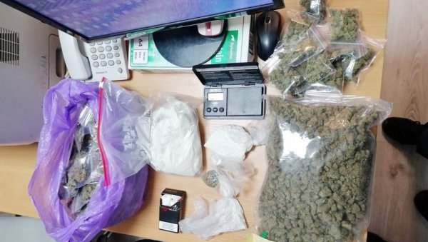 ДРОГУ ДРЖАЛИ У СТАНУ: Полиција у Београду ухапсила две особе и запленила наркотике ДРОГУ ДРЖАЛИ У СТАНУ: Полиција у Београду ухапсила две особе и запленила наркотике