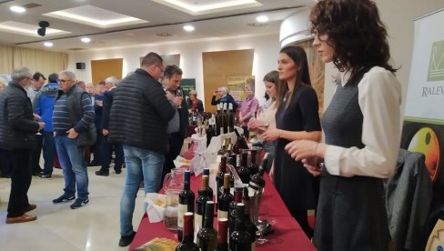 VIŠE OD 70 PRIJAVLJENIH IZLAGAČA: „Salon vina“ u Paraćinu ove subote (FOTO) VIŠE OD 70 PRIJAVLJENIH IZLAGAČA: „Salon vina“ u Paraćinu ove subote (FOTO)