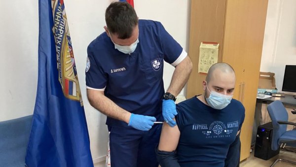 НА ИНИЦИЈАТИВУ НАЧЕЛНИКА МИЛИЋА: Вакцинација полицијских службеника у Београду НА ИНИЦИЈАТИВУ НАЧЕЛНИКА МИЛИЋА: Вакцинација полицијских службеника у Београду