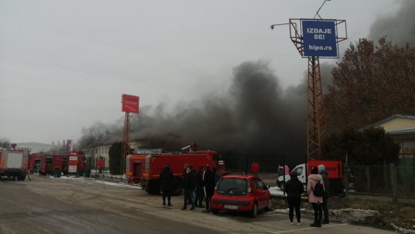 ВЕЛИКИ ПОЖАР У СУБОТИЦИ: Букти ватра у мегамаркету Светофор ВЕЛИКИ ПОЖАР У СУБОТИЦИ: Букти ватра у мегамаркету Светофор