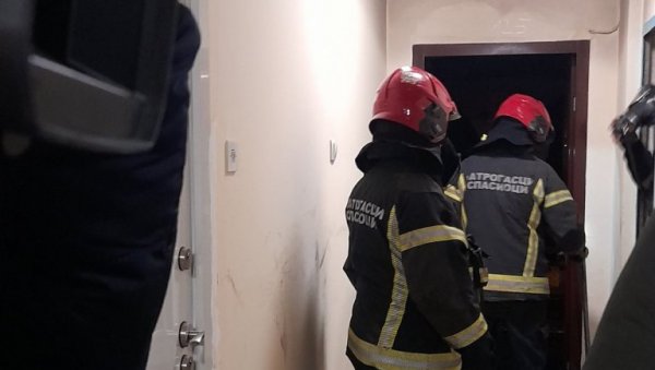 ВАТРОГАСНОМ ПРУГОМ СТИГЛИ ДО 16. СПРАТА: Детаљи пожара на Новом Београду, угашена ватра, евакуисан старији мушкарац (ФОТО+ВИДЕО) ВАТРОГАСНОМ ПРУГОМ СТИГЛИ ДО 16. СПРАТА: Детаљи пожара на Новом Београду, угашена ватра, евакуисан старији мушкарац (ФОТО+ВИДЕО)