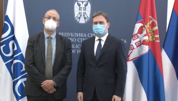 СРБИМА ОМОГУЋИТИ ДА ГЛАСАЈУ: Селаковић и Давенпорт о изборима и безбедности на КиМ СРБИМА ОМОГУЋИТИ ДА ГЛАСАЈУ: Селаковић и Давенпорт о изборима и безбедности на КиМ