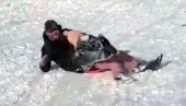 ТАТА НА СНЕГУ: Томислав Момировић са подмлатком на “клиску”