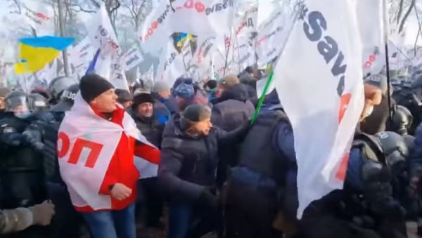 ДИМНЕ БОМБЕ, БАКЉЕ, СУЗАВАЦ И РАФАЛИ У КИЈЕВУ: Демонстранти покушали да уђу у зграду Раде, сукобили се са полицијом! (ВИДЕО) ДИМНЕ БОМБЕ, БАКЉЕ, СУЗАВАЦ И РАФАЛИ У КИЈЕВУ: Демонстранти покушали да уђу у зграду Раде, сукобили се са полицијом! (ВИДЕО)