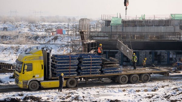 ОД СУРЧИНА ДО НОВОГ БЕОГРАДА КРАЈЕМ ГОДИНЕ: Изградња везе престонице са Милошем Великим у пуном замаху и ових ледених јануарских дана ОД СУРЧИНА ДО НОВОГ БЕОГРАДА КРАЈЕМ ГОДИНЕ: Изградња везе престонице са Милошем Великим у пуном замаху и ових ледених јануарских дана