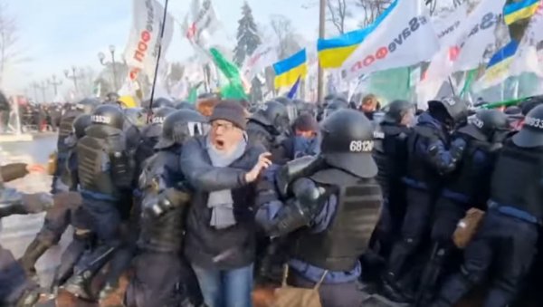 БИЛАНС ХАОСА У КИЈЕВУ: Током демонстрација повређено 18 полицајаца и три демонстранта (ВИДЕО) БИЛАНС ХАОСА У КИЈЕВУ: Током демонстрација повређено 18 полицајаца и три демонстранта (ВИДЕО)