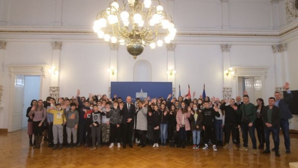 ГРАДЕ МОСТОВЕ ПРИЈАТЕЉСТВА: Основци са КиМ и из Новог Сада били гости у Градској кући ГРАДЕ МОСТОВЕ ПРИЈАТЕЉСТВА: Основци са КиМ и из Новог Сада били гости у Градској кући