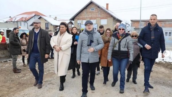 ГРАДОНАЧЕЛНИК ВУЧЕВИЋ ОБИШАО РАДОВЕ: Напредује изградња вртића на Сајлову (ФОТО) ГРАДОНАЧЕЛНИК ВУЧЕВИЋ ОБИШАО РАДОВЕ: Напредује изградња вртића на Сајлову (ФОТО)