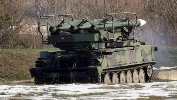 ОНИ СУ НАША ПРВА ЛИНИЈА ОДБРАНЕ: Погледајте како легендарна ПВО јединица увежбава заштиту ваздушног простора (ФОТО) ОНИ СУ НАША ПРВА ЛИНИЈА ОДБРАНЕ: Погледајте како легендарна ПВО јединица увежбава заштиту ваздушног простора (ФОТО)