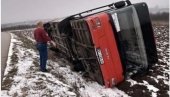 PREVRNUO SE AUTOBUS: Vozač izgubio kontrolu nad vozilom i sleteo u kanal pored puta