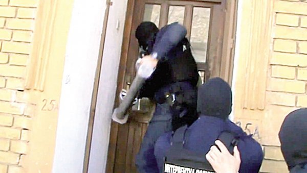 ОПТУЖНИЦА ЈОШ НИЈЕ ПРАВОСНАЖНА: Новосађанин Д. П. (80), који је оптужен за трговину људима, одлуком Вишег суда, остаје иза решетака ОПТУЖНИЦА ЈОШ НИЈЕ ПРАВОСНАЖНА: Новосађанин Д. П. (80), који је оптужен за трговину људима, одлуком Вишег суда, остаје иза решетака