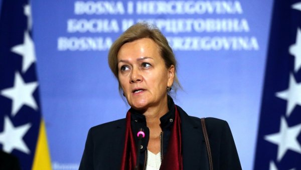 АНГЕЛИНА СРБЕ У БиХ ПРЕВЕЛА У БОШЊАКЕ: Званичница ЕУ својом изјавом после састанка са парламентарцима у Сарајеву згазила Дејтон АНГЕЛИНА СРБЕ У БиХ ПРЕВЕЛА У БОШЊАКЕ: Званичница ЕУ својом изјавом после састанка са парламентарцима у Сарајеву згазила Дејтон