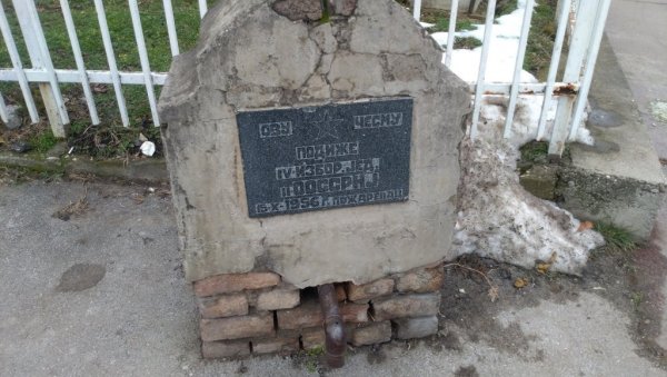 НЕОБИЧНА ЧЕСМА У ПОЖАРЕВЦУ: На углу Југ-Богданове и Топличине НЕОБИЧНА ЧЕСМА У ПОЖАРЕВЦУ: На углу Југ-Богданове и Топличине