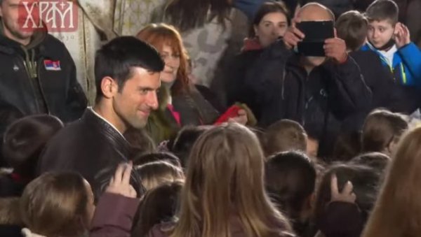 ПРЕЛЕП ДАР НОВАКУ ЂОКОВИЋУ: Витез спорта добио поклон од Општине Будва (ФОТО) ПРЕЛЕП ДАР НОВАКУ ЂОКОВИЋУ: Витез спорта добио поклон од Општине Будва (ФОТО)