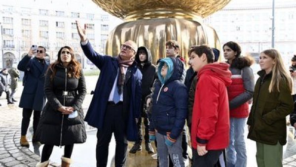 УЧЕНИЦИ ОБИШЛИ САВСКИ ТРГ: Споменик Стефану Немањи постао нови симбол града УЧЕНИЦИ ОБИШЛИ САВСКИ ТРГ: Споменик Стефану Немањи постао нови симбол града