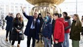 UČENICI OBIŠLI SAVSKI TRG: Spomenik Stefanu Nemanji postao novi simbol grada UČENICI OBIŠLI SAVSKI TRG: Spomenik Stefanu Nemanji postao novi simbol grada