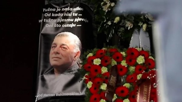 АКИЈЕВА ЋЕРКА ГОВОРОМ РАСПЛАКАЛА МНОГЕ: Бегај, тата, јер им је досадно горе без тебе АКИЈЕВА ЋЕРКА ГОВОРОМ РАСПЛАКАЛА МНОГЕ: Бегај, тата, јер им је досадно горе без тебе