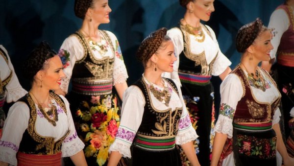 КОЛО У КУЛТУРНОМ ЦЕНТРУ: Више од шездесет врхунских уметника на концерту у Зрењанину КОЛО У КУЛТУРНОМ ЦЕНТРУ: Више од шездесет врхунских уметника на концерту у Зрењанину