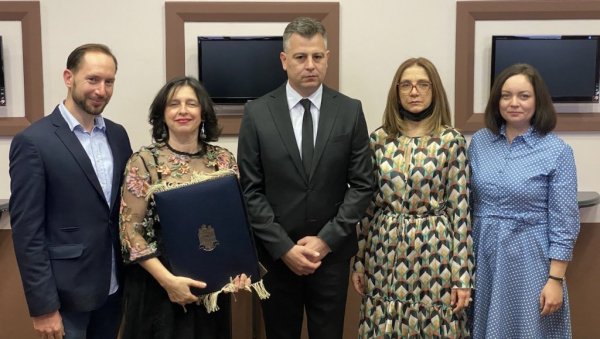 ЗЛАТНИЦИ И СРЕБРЊАЦИ ЗА ЗАСЛУЖНЕ: Поводом Светог Саве у Пироту награђени најбољи просветари ЗЛАТНИЦИ И СРЕБРЊАЦИ ЗА ЗАСЛУЖНЕ: Поводом Светог Саве у Пироту награђени најбољи просветари