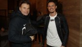 FEJSA STIGAO U BELEK: Evo koji će dres nositi povratnik u redove Partizana (FOTO) FEJSA STIGAO U BELEK: Evo koji će dres nositi povratnik u redove Partizana (FOTO)