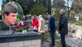 СУЗЕ ПОНОСА ЈАЧЕ ОД ТУГЕ: У Требињу обележено 29 година од смрти Срђана Алексића СУЗЕ ПОНОСА ЈАЧЕ ОД ТУГЕ: У Требињу обележено 29 година од смрти Срђана Алексића