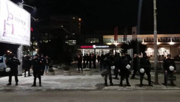 КОМИТЕ ПРАВЕ ХАОС У НИКШИЋУ: Смета им Матија Бећковић, полиција формирала кордон испред позоришта (ВИДЕО) КОМИТЕ ПРАВЕ ХАОС У НИКШИЋУ: Смета им Матија Бећковић, полиција формирала кордон испред позоришта (ВИДЕО)