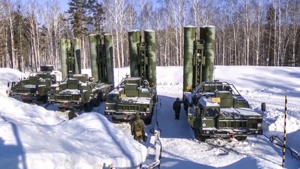 НЕПРОБОЈНИ ШТИТ ИЗНАД МОСКВЕ: Још један дивизион система С-400 штити небо изнад руске престонице НЕПРОБОЈНИ ШТИТ ИЗНАД МОСКВЕ: Још један дивизион система С-400 штити небо изнад руске престонице