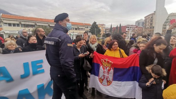 ВЕЛИЧАНСТВЕНИ ДОЧЕК ЂОКОВИЋА У БУДВИ: Вијоре се српске заставе, а запевала се и ова патриотска песма (ФОТО/ВИДЕО) ВЕЛИЧАНСТВЕНИ ДОЧЕК ЂОКОВИЋА У БУДВИ: Вијоре се српске заставе, а запевала се и ова патриотска песма (ФОТО/ВИДЕО)