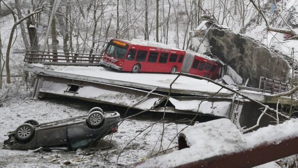 ПУЗАО САМ УЗ БРДО: Возач описао стравичне тренутке током рушења моста (ФОТО) ПУЗАО САМ УЗ БРДО: Возач описао стравичне тренутке током рушења моста (ФОТО)