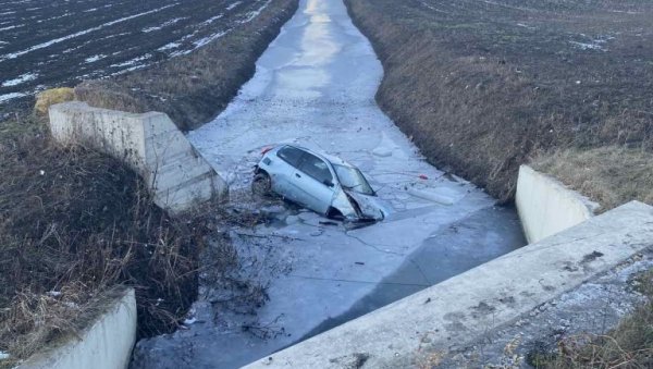 ЖЕНА ИЗЛЕТЕЛА КРОЗ СТАКЛО ФИАТА: Прва фотографија са места несреће код Пупиновог моста, 55-годишњакиња погинула на месту несреће ЖЕНА ИЗЛЕТЕЛА КРОЗ СТАКЛО ФИАТА: Прва фотографија са места несреће код Пупиновог моста, 55-годишњакиња погинула на месту несреће
