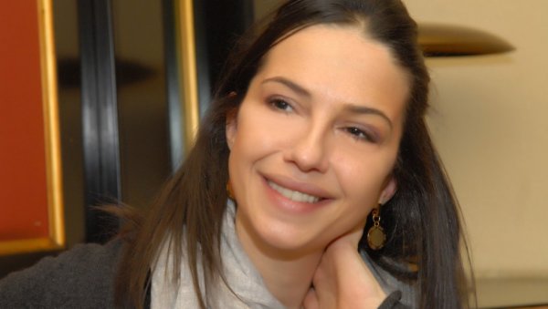 ГДЕ ЈЕ НЕСТАЛА ОНА ФАТАЛНА БРИНЕТА? Шок промена Наташе Нинковић, глумица постала плавуша! (ФОТО) ГДЕ ЈЕ НЕСТАЛА ОНА ФАТАЛНА БРИНЕТА? Шок промена Наташе Нинковић, глумица постала плавуша! (ФОТО)