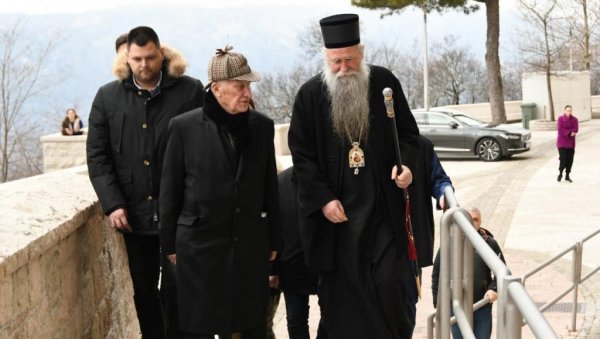 АКАДЕМИК МАТИЈА БЕЋКОВИЋ ПОСЕТИО ОСТРОГ: Срдачан сусрет са митрополитом Јоаникијем (ФОТО) АКАДЕМИК МАТИЈА БЕЋКОВИЋ ПОСЕТИО ОСТРОГ: Срдачан сусрет са митрополитом Јоаникијем (ФОТО)