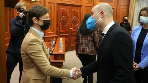 ОМОГУЋИТИ СРБИМА ДА ГЛАСАЈУ: И власт и опозиција тражили од делегације ЕП да се заложе за права наших људи у јужној покрајини ОМОГУЋИТИ СРБИМА ДА ГЛАСАЈУ: И власт и опозиција тражили од делегације ЕП да се заложе за права наших људи у јужној покрајини