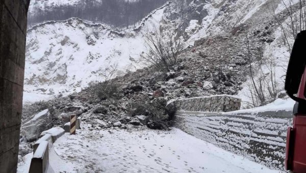 ВОЗАЧИ ОПРЕЗ: Због могућих одрона у клисурама и стенским усецима ВОЗАЧИ ОПРЕЗ: Због могућих одрона у клисурама и стенским усецима