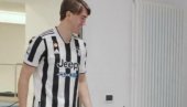 КАКАВ ГЕСТ ЈУВЕНТУСА: Осмех на лицу Душана Влаховића све говори (ФОТО) КАКАВ ГЕСТ ЈУВЕНТУСА: Осмех на лицу Душана Влаховића све говори (ФОТО)