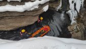 ДРАМА У КАЊОНУ РОСОМАЧКЕ РЕКЕ: Мушкарац са литице упао у воду, спасиоци на терену (ФОТО) ДРАМА У КАЊОНУ РОСОМАЧКЕ РЕКЕ: Мушкарац са литице упао у воду, спасиоци на терену (ФОТО)