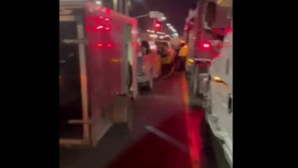 КОНВОЈ СЛОБОДЕ СТИГАО У ОТАВУ: Хиљаде камионџије протестује против обавезне вакцинације, премијер се склонио на тајну локацију (ВИДЕО) КОНВОЈ СЛОБОДЕ СТИГАО У ОТАВУ: Хиљаде камионџије протестује против обавезне вакцинације, премијер се склонио на тајну локацију (ВИДЕО)