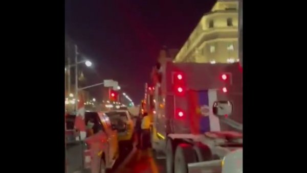 КАМИОНЏИЈЕ ПАРАЛИСАЛЕ ОТАВУ: Хиљаде демонстраната на канадским улицама због обавезне вакцинације КАМИОНЏИЈЕ ПАРАЛИСАЛЕ ОТАВУ: Хиљаде демонстраната на канадским улицама због обавезне вакцинације
