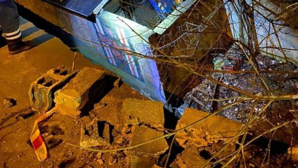 ХАОС НА ЗВЕЗДАРИ: Пукла цев, излила се вода и урушила ограду, саобраћај обустављен (ФОТО) ХАОС НА ЗВЕЗДАРИ: Пукла цев, излила се вода и урушила ограду, саобраћај обустављен (ФОТО)