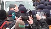 ПРОТЕСТ У БЕЧУ: Полиција употребила бибер спреј и привела више грађана (ВИДЕО) ПРОТЕСТ У БЕЧУ: Полиција употребила бибер спреј и привела више грађана (ВИДЕО)