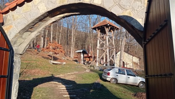 ОВДЕ СУ СЕ ЛЕЧИЛИ И КОСОВСКИ ЈУНАЦИ: Манастир Св. Петке код Лепосавића привлачи ходочаснике ОВДЕ СУ СЕ ЛЕЧИЛИ И КОСОВСКИ ЈУНАЦИ: Манастир Св. Петке код Лепосавића привлачи ходочаснике