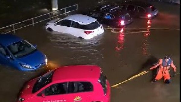 ЈАКА ОЛУЈА У НЕМАЧКОЈ: Упозорење на могуће поплаве у Хамбургу (ВИДЕО) ЈАКА ОЛУЈА У НЕМАЧКОЈ: Упозорење на могуће поплаве у Хамбургу (ВИДЕО)