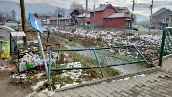 СРУШЕН А ОГРАДА НА МАЛОМ МОСТУ У ПИРОТУ: Возач изгубио контролу у кружном току СРУШЕН А ОГРАДА НА МАЛОМ МОСТУ У ПИРОТУ: Возач изгубио контролу у кружном току