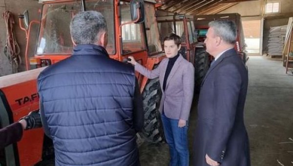 ХВАЛА ВАМ НА ГОСТОПРИМСТВУ: Премијерка Ана Брнабић посетила породицу Бошковић у Ракови (ФОТО) ХВАЛА ВАМ НА ГОСТОПРИМСТВУ: Премијерка Ана Брнабић посетила породицу Бошковић у Ракови (ФОТО)
