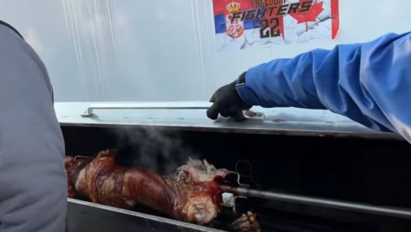 СРБИ ПЕКУ ПРАСЕ У КАНАДИ! Невероватна сцена са великог протеста камионџија о коме бруји свет (ВИДЕО) СРБИ ПЕКУ ПРАСЕ У КАНАДИ! Невероватна сцена са великог протеста камионџија о коме бруји свет (ВИДЕО)