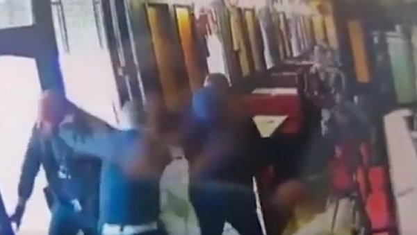 ЈЕЗИВИ СНИМАК ТУЧЕ У ГРОЦКОЈ: Вукли га и ударали, оборили на земљу па крвнички млатили столицом! (ВИДЕО) ЈЕЗИВИ СНИМАК ТУЧЕ У ГРОЦКОЈ: Вукли га и ударали, оборили на земљу па крвнички млатили столицом! (ВИДЕО)