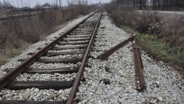 У ЗАБОРАВ ПОСЛАТО 14 ПРУГА ВОЈВОДИНЕ: Инфраструктура железнице продала 435 километара шина, уклaњају се и прагови, као опасан отпад У ЗАБОРАВ ПОСЛАТО 14 ПРУГА ВОЈВОДИНЕ: Инфраструктура железнице продала 435 километара шина, уклaњају се и прагови, као опасан отпад