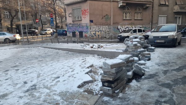 КОЦКЕ ПРЕДУГО ЧЕКАЈУ МАЈСТОРЕ: Део платоа на углу Палмотићеве и Џорџа Вашингтона раскопан месец и по КОЦКЕ ПРЕДУГО ЧЕКАЈУ МАЈСТОРЕ: Део платоа на углу Палмотићеве и Џорџа Вашингтона раскопан месец и по