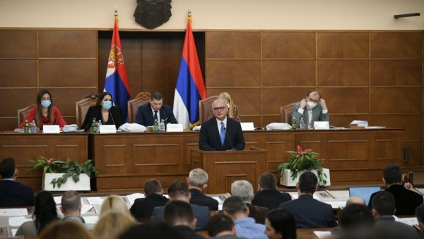 ПОЧЕЛА СЕДНИЦА СКУПШТИНЕ БЕОГРАДА: Одборници о систему даљинског грејања, урбанистичким плановима, проблему буке у граду ПОЧЕЛА СЕДНИЦА СКУПШТИНЕ БЕОГРАДА: Одборници о систему даљинског грејања, урбанистичким плановима, проблему буке у граду